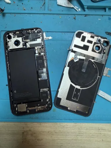 Réparation d'un écran et de la vitre arrière d'un iPhone 15 par RepaMobile à Cappelle-la-Grande, Cappelle-la-Grande, RepaMobile